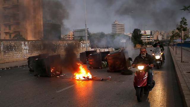 הפגנות מחאה ביירות לבנון  (צילום: AP)