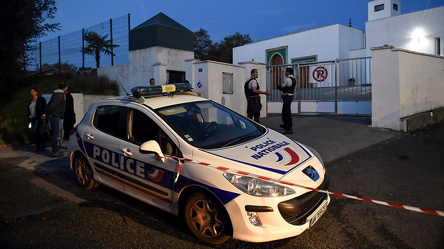 צרפת ירי מסגד בעיר באיון (צילום: AFP)