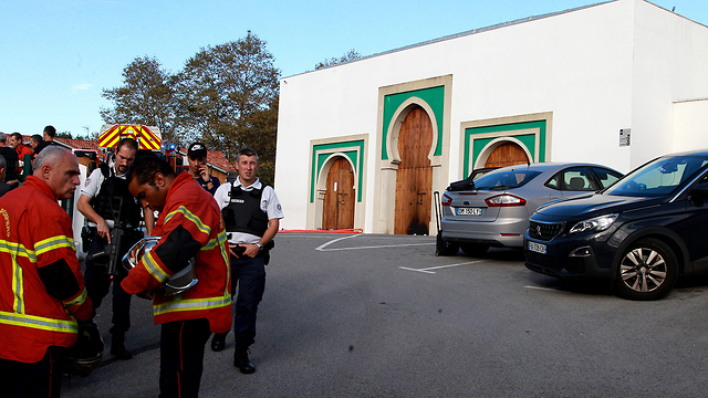צרפת ירי מסגד בעיר באיון (צילום: EPA)