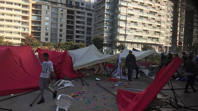 פעילי חיזבאללה הורסים אוהלים בביירות  ()