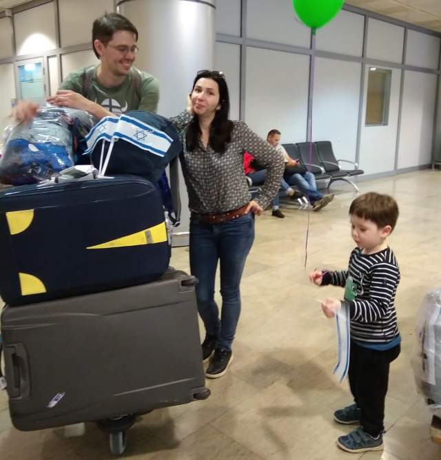Семья с Мальты, репатриировавшаяся  первой в 2019 году. Фото: пресс-служба Фонда Дружбы