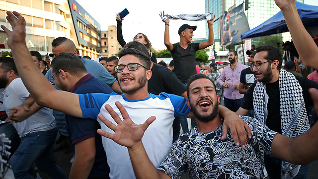 אנשים שמחים לאחר התפטרות של ראש ממשלת לבנון סעד אל חרירי ב ביירות (צילום: רויטרס)