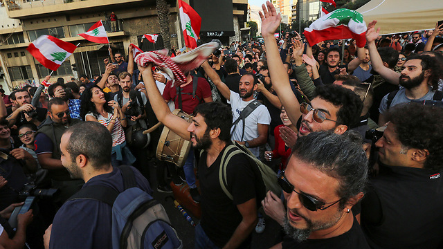 אנשים שמחים לאחר התפטרות של ראש ממשלת לבנון סעד אל חרירי ב ביירות (צילום: רויטרס)