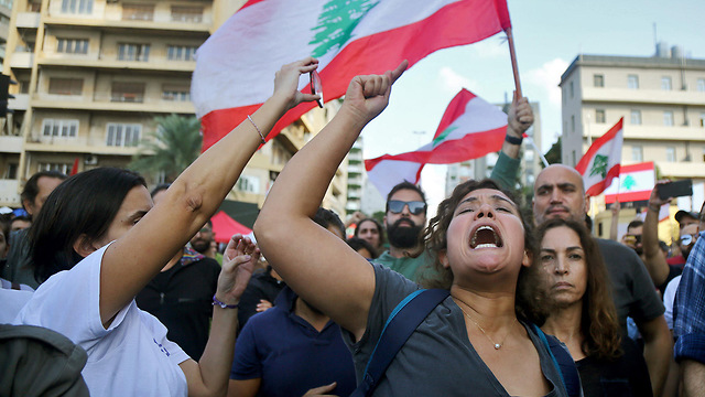 אנשים שמחים לאחר התפטרות של ראש ממשלת לבנון סעד אל חרירי ב ביירות (צילום: AP)