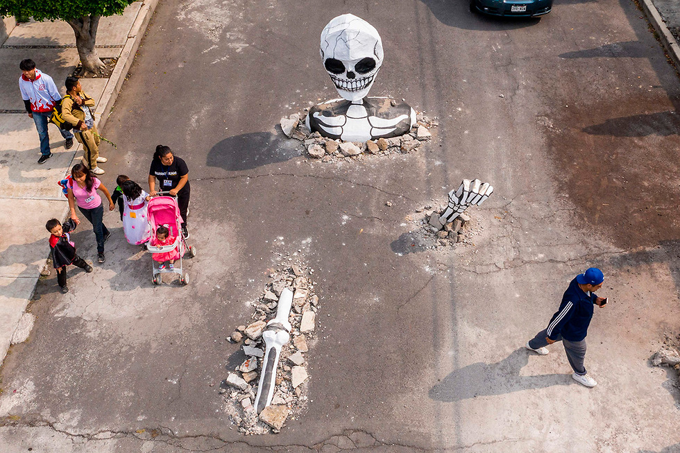 מקסיקו שלד יום המתים מקסיקו סיטי שכונת טלאואק (צילום: AFP)