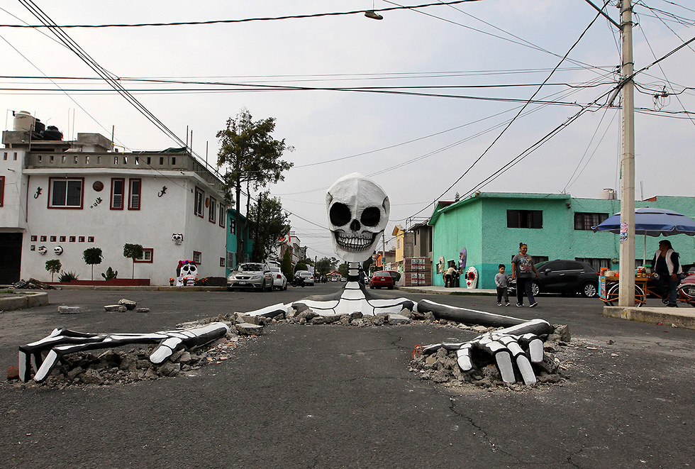 מקסיקו שלד יום המתים מקסיקו סיטי שכונת טלאואק (צילום: EPA)