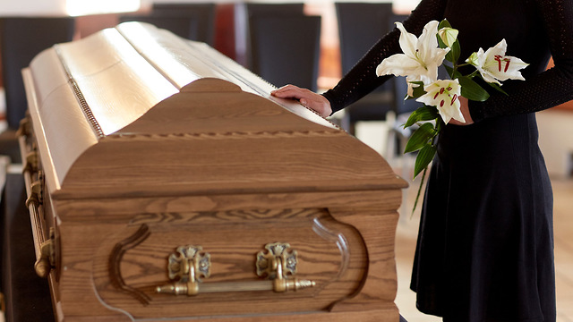 הלוויה ארון קבורה ארון מתים (צילום: shutterstock)