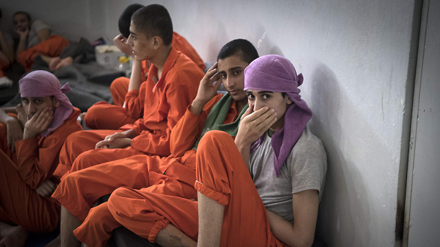 מחבלים מ דאעש ב כלא של ה כורדים ב סוריה (צילום: AFP)