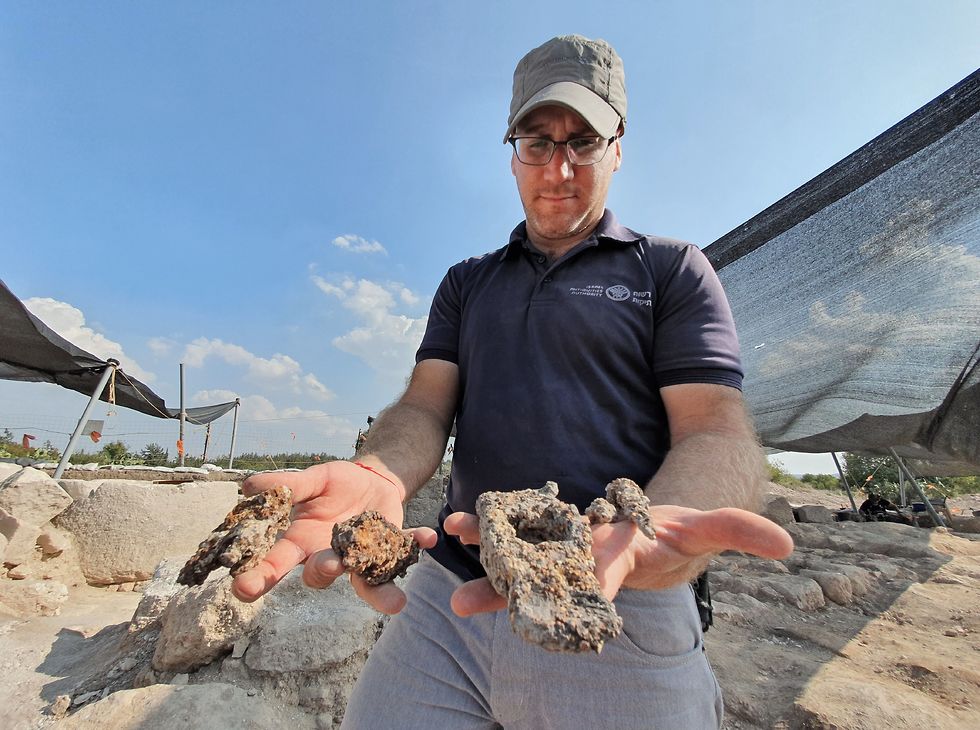 Yair Amitzur, Director of the Usha excavation with the 1,400 year-old iron hammer and nails (Photo: Israel Anitiquity Authority)