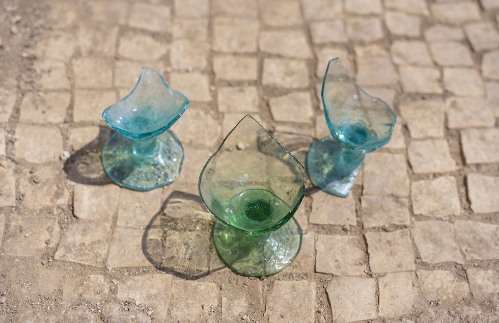 כוסות זכוכית עתיקות, עדות לתעשיית הזכוכית העניפה שפעלה באושה (צילום: יניב ברמן, רשות העתיקות)