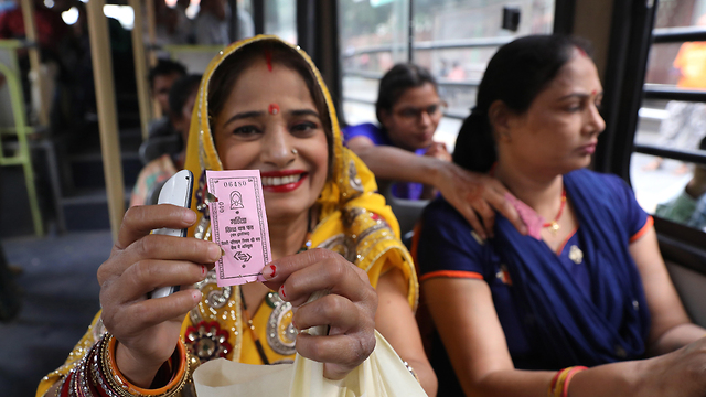 הודו ניו דלהי אוטובוסים חינם ל נשים (צילום: EPA)