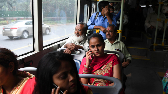הודו ניו דלהי אוטובוסים חינם ל נשים (צילום: AFP)