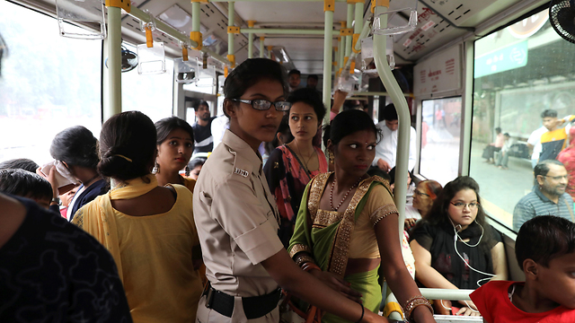 הודו ניו דלהי אוטובוסים חינם ל נשים (צילום: EPA)