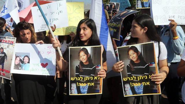 פגנה של מאות תלמידים מול בית הכלא גבעון במחאה על מעצרם של גנה בת ה-12 וראלף (הראל) בן העשר מהפיליפינים (צילום: יריב כץ)