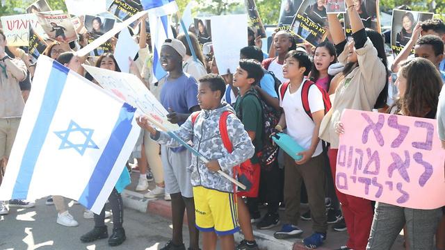 הפגנה של מאות תלמידים מול בית הכלא גבעון במחאה על מעצרם של גנה בת ה-12 וראלף (הראל) בן העשר מהפיליפינים (צילום: מוטי קמחי)