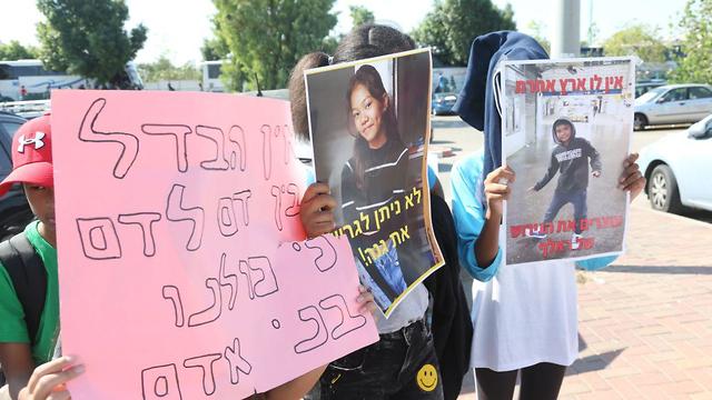 הפגנה של מאות תלמידים מול בית הכלא גבעון במחאה על מעצרם של גנה בת ה-12 וראלף (הראל) בן העשר מהפיליפינים (צילום: מוטי קמחי)