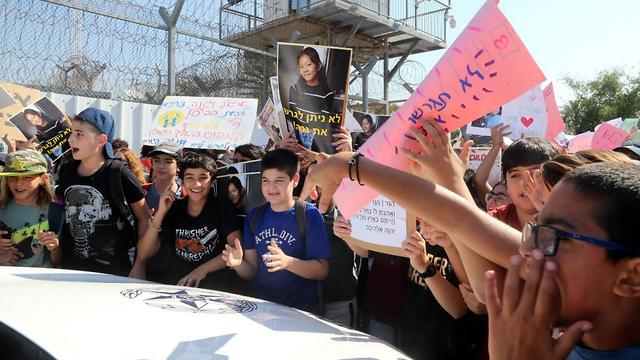 הפגנה של מאות תלמידים מול בית הכלא גבעון במחאה על מעצרם של גנה בת ה-12 וראלף (הראל) בן העשר מהפיליפינים (צילום: יריב כץ)