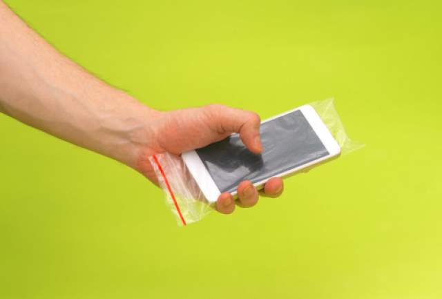 В пакете "Сано Суши" смартфон надежно защищен от грязи