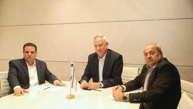 Gantz meets with Joint List leaders Ayman Odeh and Ahmad Tibi (צילום: אופק אבשלום)
