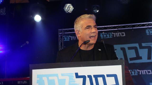 יאיר לפיד בכנס פעילים בתל אביב (צילום: מוטי קמחי)