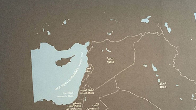 תערוכה שבה הוצגה מפה ענקית של המזרח התיכון ממנה מדינת ישראל נמחקה ומופיעה תחת המונח 'שטחים פלסטינים' ()