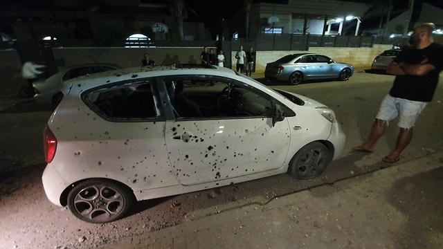 Осколками ракеты повреждены автомобили в Сдероте. Фото: Рои Идан