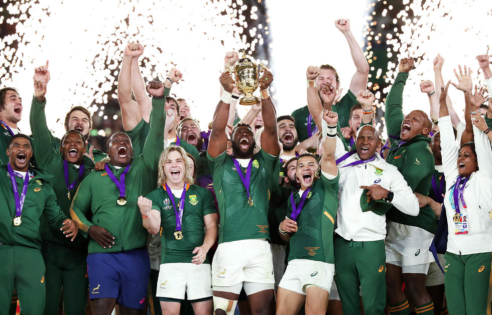 נבחרת דרום אפריקה חוגגת עם הגביע (צילום: gettyimages)