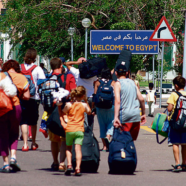 הישראלים מסתערים על מסוף הגבול בטאבה | צילום: ג'ו קוט