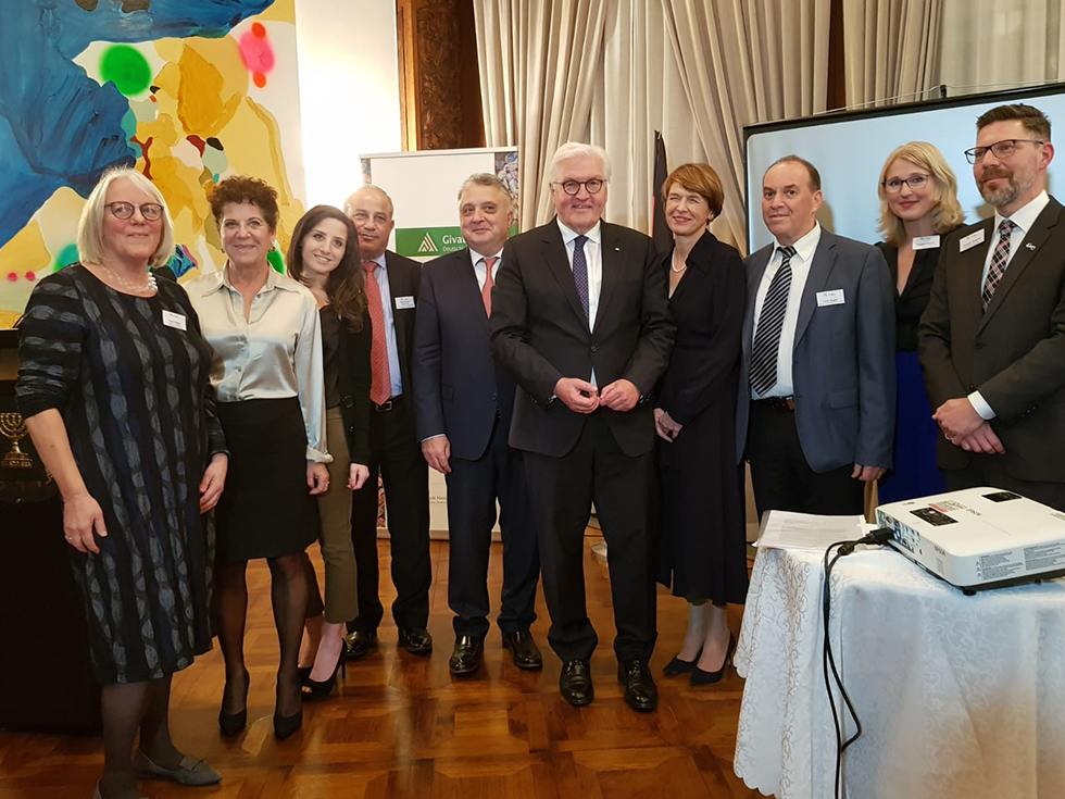 רכילות עסקית האירוע בבית נשיא גרמניה. במרכז: פרנק וולטר שטיינמאייר (צילום: גבעת חביבה)