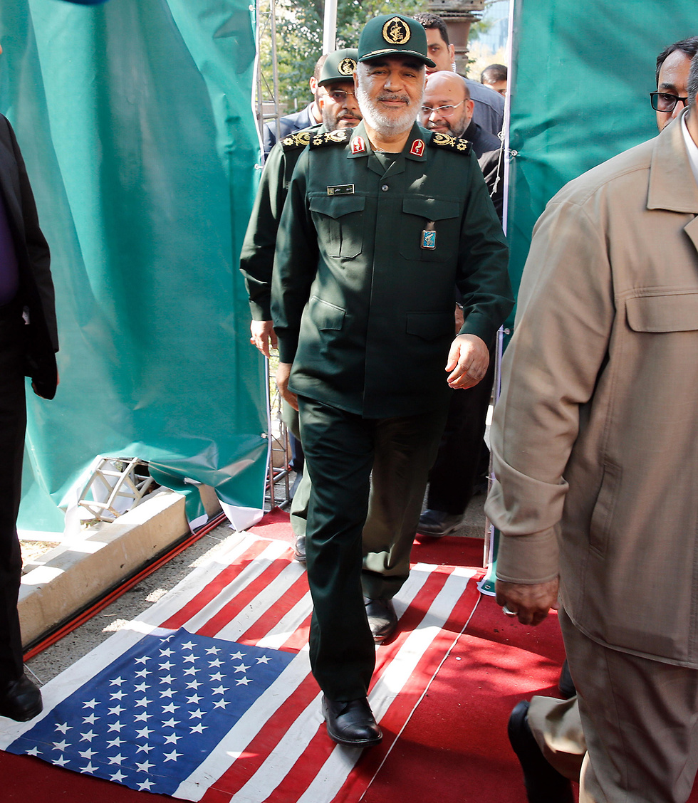 מפקד משמרות המהפכה גנרל חוסיין סלאמי ב כניסה ל שגרירות ארה