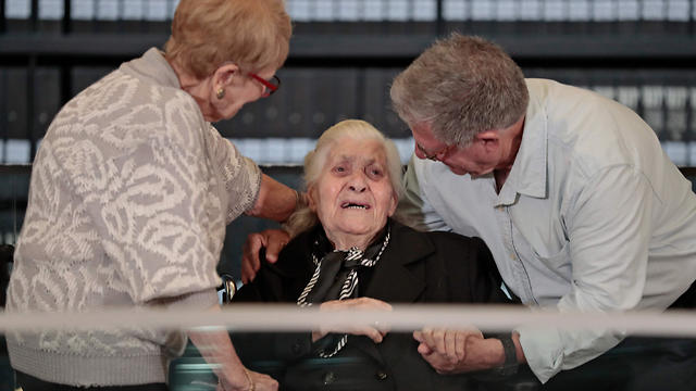 WWII rescuer meets Holocaust survivors she saved