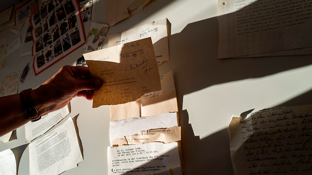 מזרח גרמניה שחזרו מכתבים ו מסמכים של ה משטרה החשאית שטאזי (צילום: AFP)