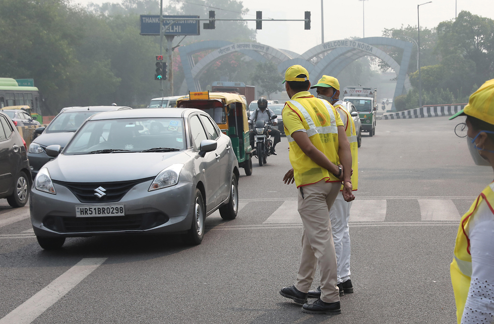 הודו ניו דלהי זיהום מורידים מכוניות מהכביש (צילום: EPA)