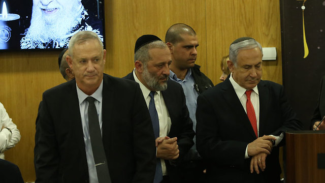 Бени Ганц, Арье Дери и Биньямин Нетаниягу на поминальной церемонии. Фото: Амит Шааби