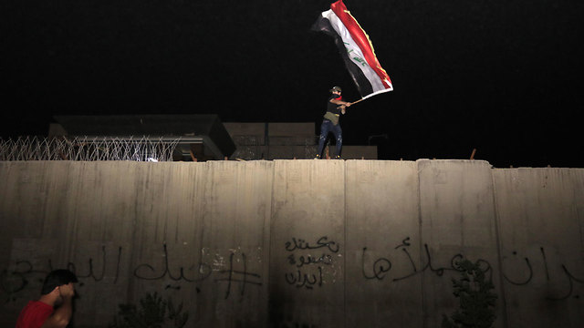 עיראק כרבאלא מפגינים תוקפים חומות ה קונסוליה ה איראנית איראן (צילום: EPA)
