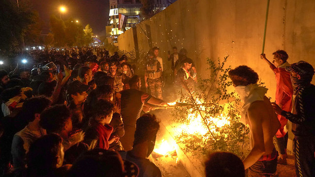 Iraqi protesters storm Iranian consulate (Photo: AFP)