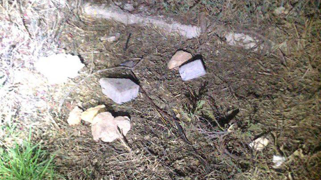 אבנים נזרקו על טיולית בכניסה ליצהר (צילום: דוברות המשטרה)