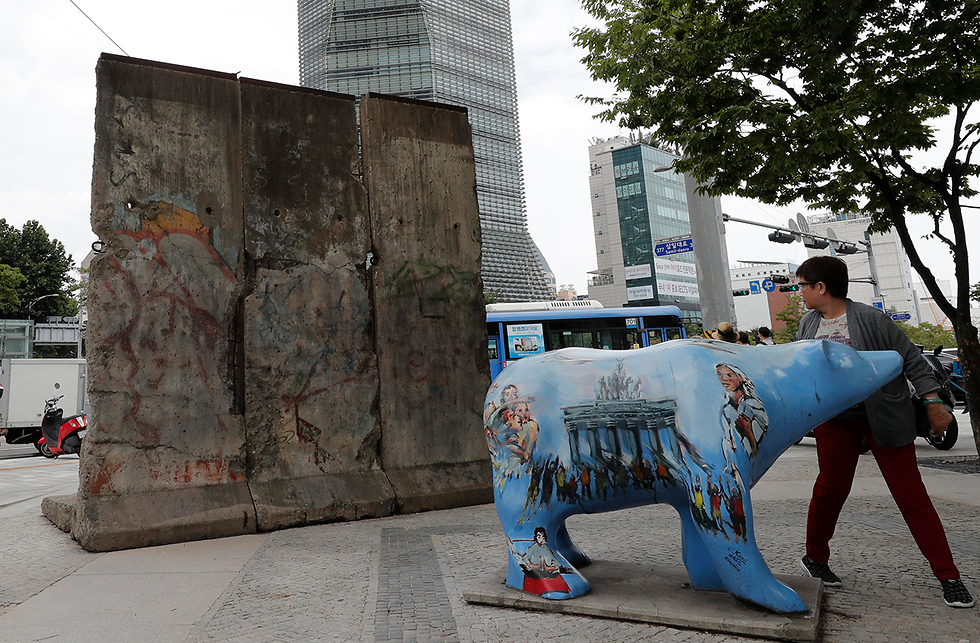 חומת ברלין מסביב לעולם (צילום: AP)