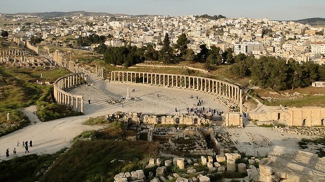 The Roman city of Gerasa and the modern Jerash (Photo:: Bernard Gagnon)