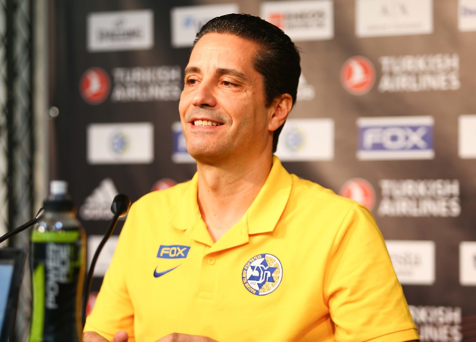מאמן מכבי תל אביב יאניס ספרופולוס במסיבת העיתונאים (צילום: ראובן שוורץ)
