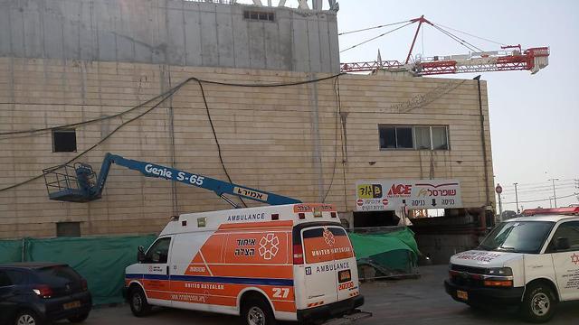 פועל שנפל מגובה באתר בנייה ברחוב אלטלף ביהוד (צילום: איחוד הצלה)