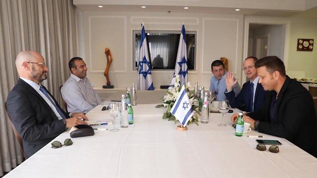 ישיבת המשא ומתן בין כחול לבן לישראל ביתנו (צילום: אלעד מלכה)