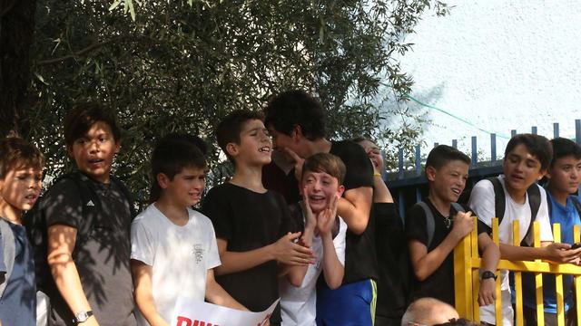 פקחי הגירה מחוץ לבית ספר גבריאלי בתל אביב בכוונה לעצור תלמיד כיתה ו' שאמו מהגרת עבודה מהודו (צילום: מוטי קמחי)