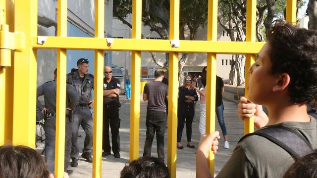 פקחי הגירה מחוץ לבית ספר גבריאלי בתל אביב בכוונה לעצור תלמיד כיתה ו' שאמו מהגרת עבודה מהודו (צילום: מוטי קמחי)