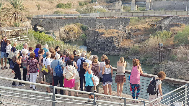 Israeli tourists visit Naharayim on Saturday as part of farewell tour (Photo: Shai Hadar)