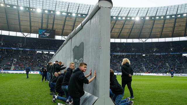 גרמניה 30 שנה ל חומת ברלין מיצג משחק בונדסליגה הרטה ברלין לייפציג (צילום: AFP)