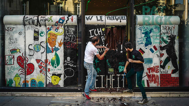 פריז צרפת חומת ברלין מ שוקולד (צילום: AFP)