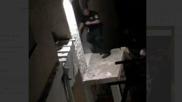 שוטרים שנקראו לאירוע של אלימות במשפחה הותקפו על ידי זריקת בלוקים מגג הבניין ()