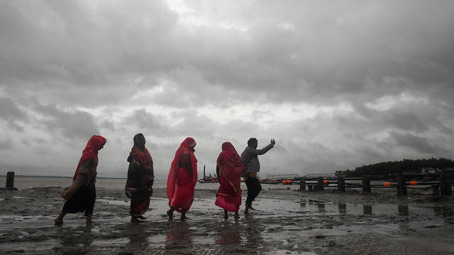בנגלדש ציקלון בולבול מפונים (צילום: AFP)