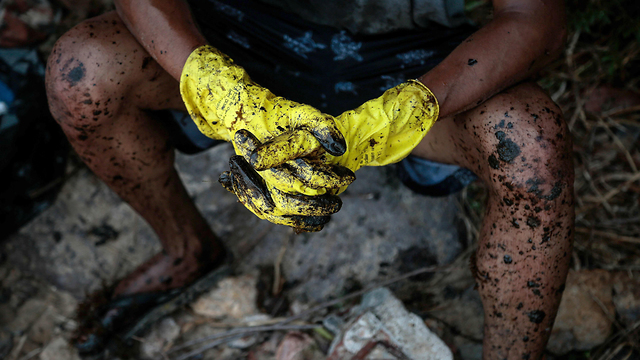 תמונות השנה EPA  2019 מנוחה במהלך ניקיונות דליפת נפט ברזיל חיילים ו מתנדבים אוקטובר (צילום: EPA)